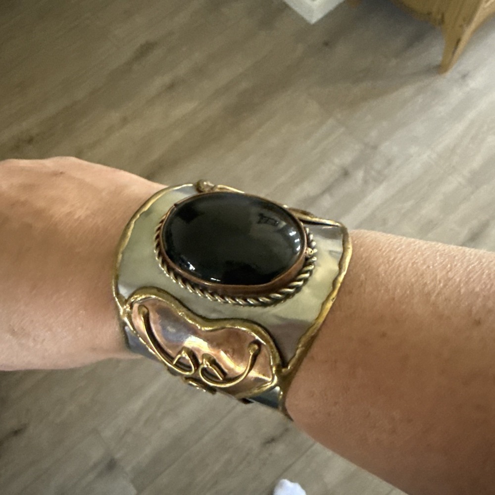 Beautiful Vtg Hammered Silver, Gold & Cooper Tone & Natural Stone Cuff Bracelet